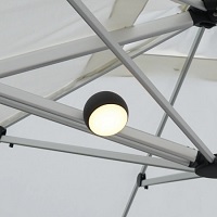 luzes penduradas para guarda-sol