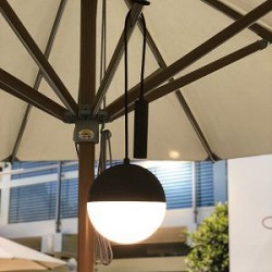 luzes penduradas para guarda-sol